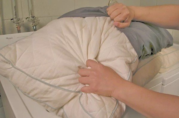 Có nên giặt ruột gối bằng máy giặt